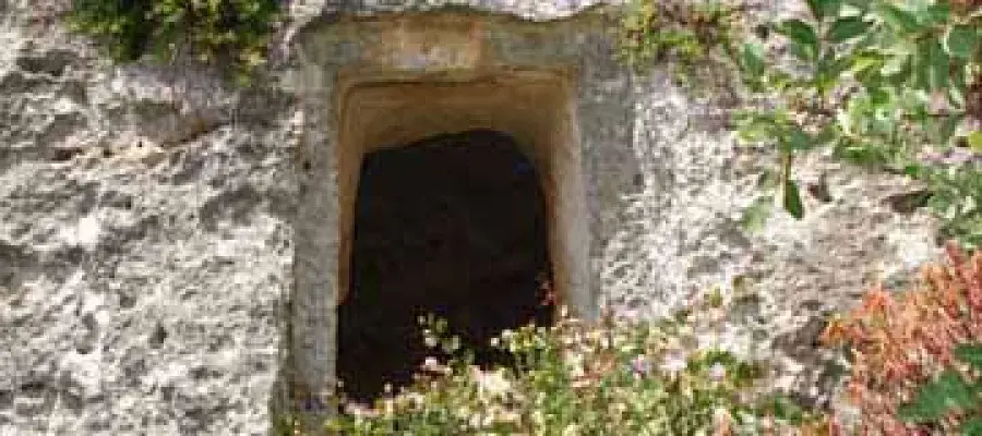 BANNER_Rock-cut tomb at Pantalica.jpg