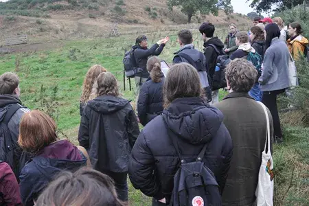 Dr Tanja Romankiewicz explains features around the group of students.