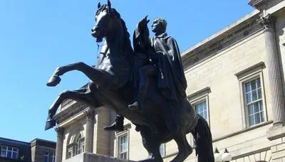 Duke of Wellington in-frontse of New Register Hou