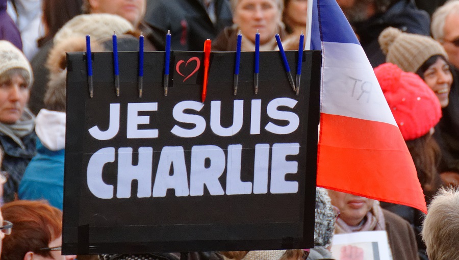 Crowd with banner \"Je suis Charlie\"